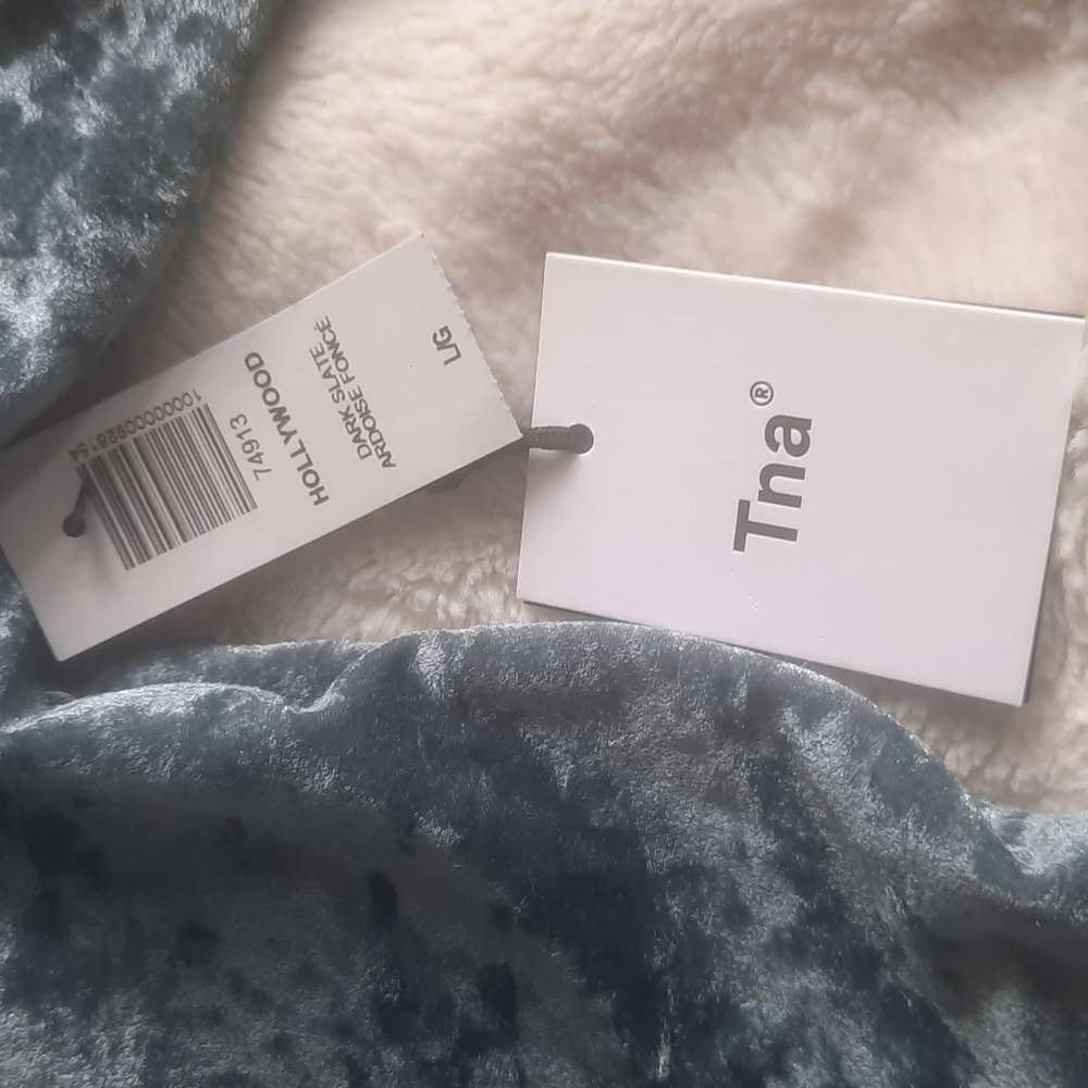 NWT Aritzia TNA Hollywood Dark Slate 1-Shoulder crushedVelvet long sleeve Crop L - Picture 3 of 8